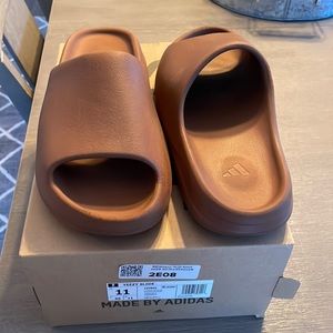 Men’s Yeezy slide in flax/brown size 11